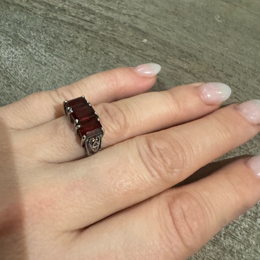 925 Sterling silver and 3 garnets vintage ring 4.3g Size 8